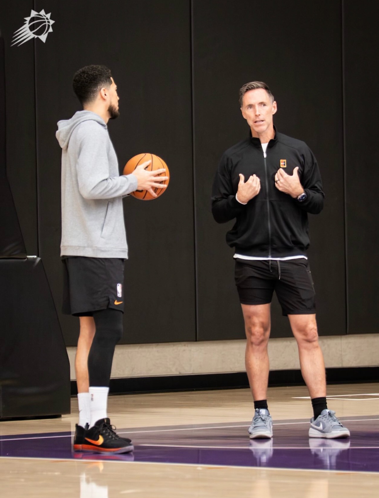 传承！纳什来到太阳训练馆指导布克！ 