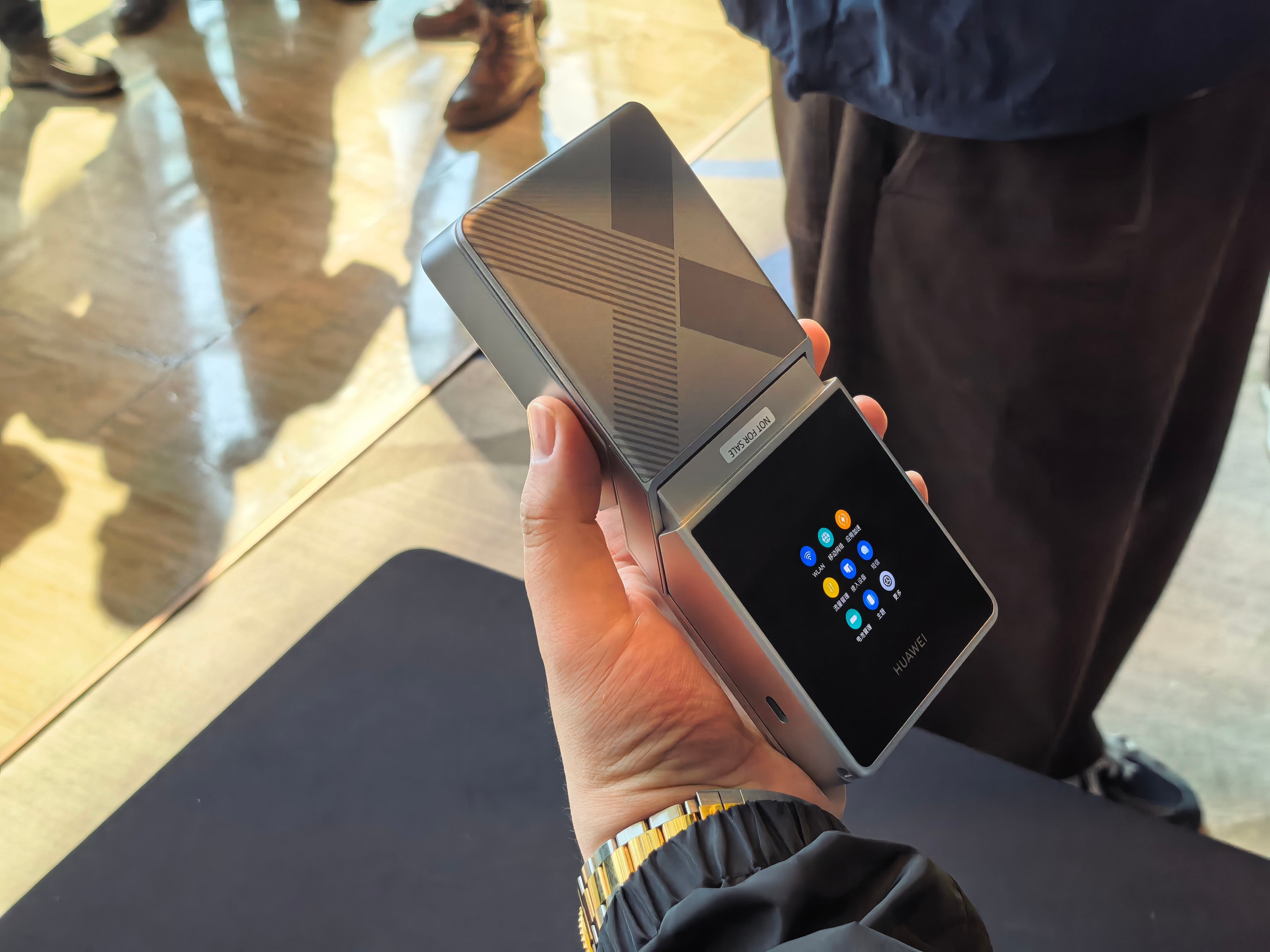 华为随行 wifi X，摆起来真帅啊