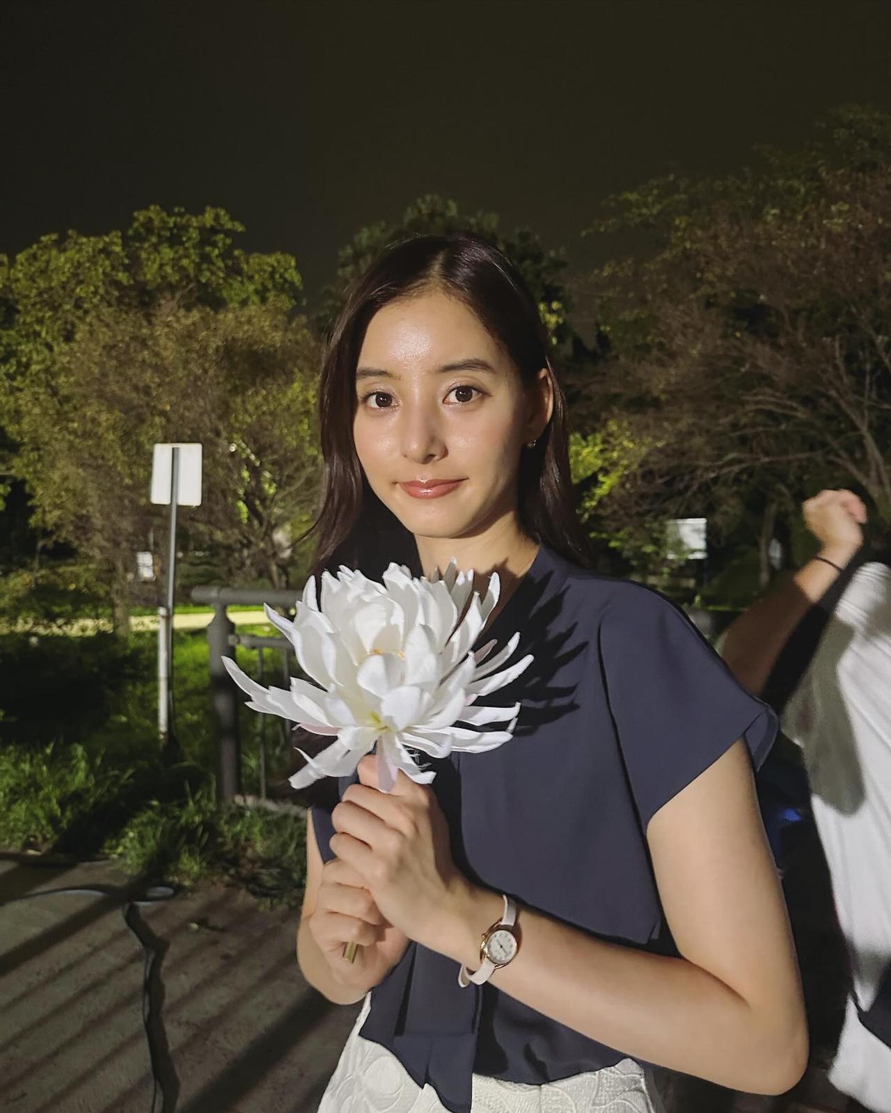 她目前是日本女演员里面颜值是数一数二，五官长得很出名，就连在中国的知名度也很高
