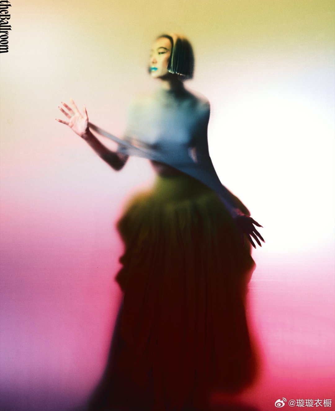 秦舒培彩羽织成流动的诗行，霓裳在光影中绽放奇幻。霓虹切割的轮廓里，藏着古典与未来