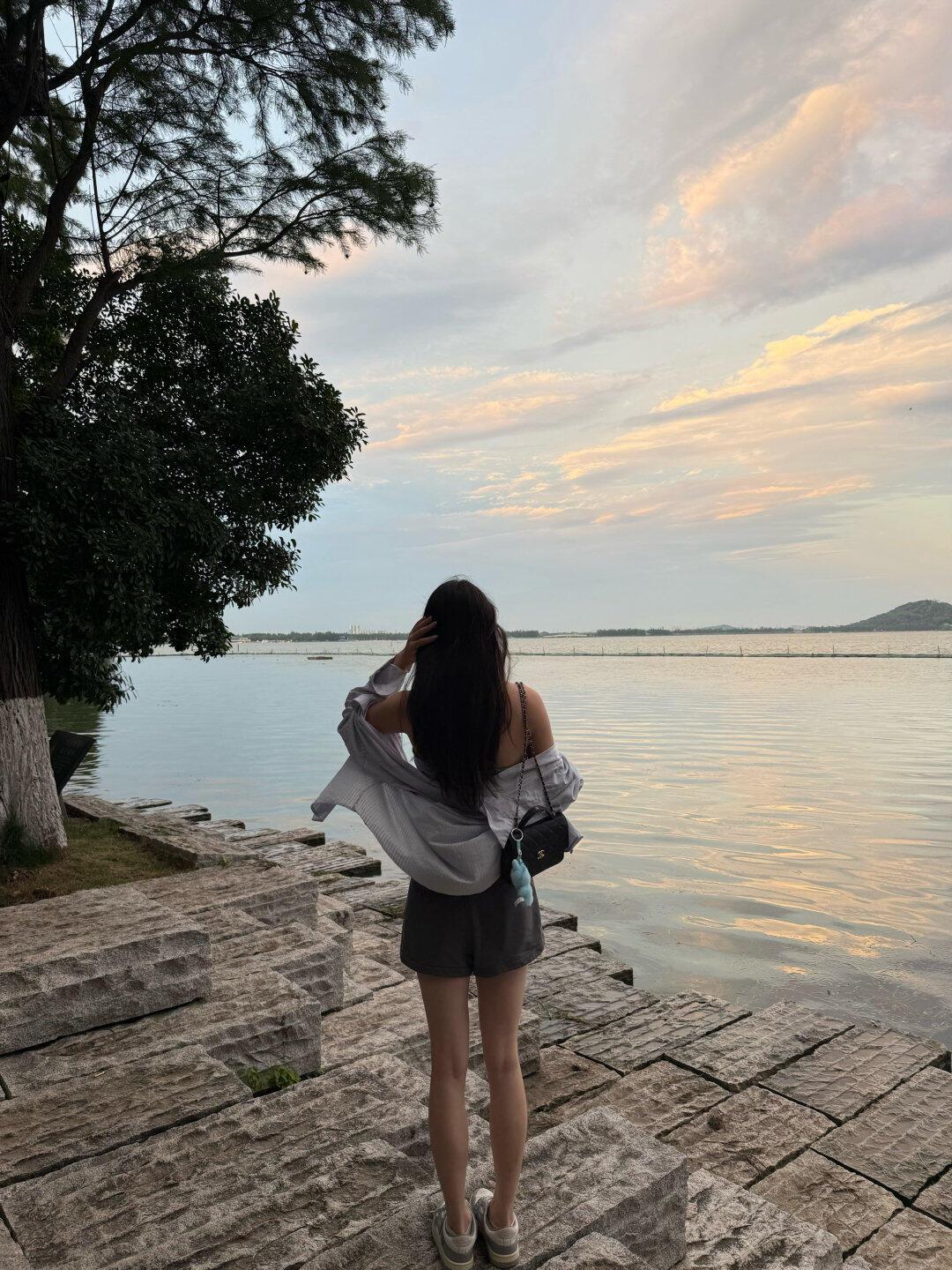 不论，
你的年龄多大，
只要你容易相信人，

你的心就还热乎着。

可热乎归热乎