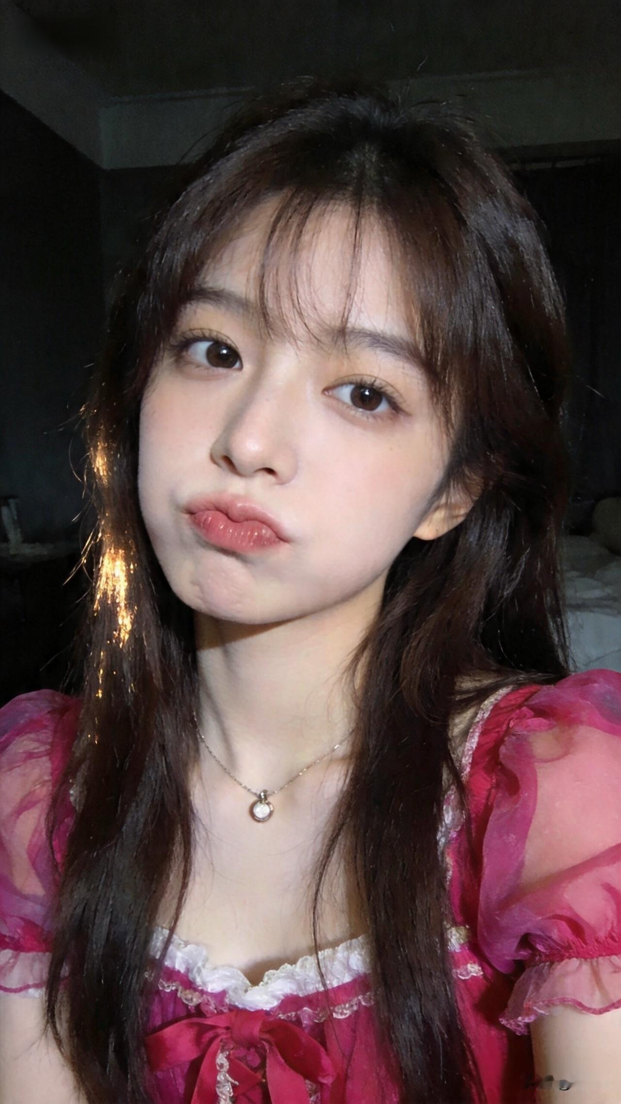 红衣美人笑，灯火映芳容。