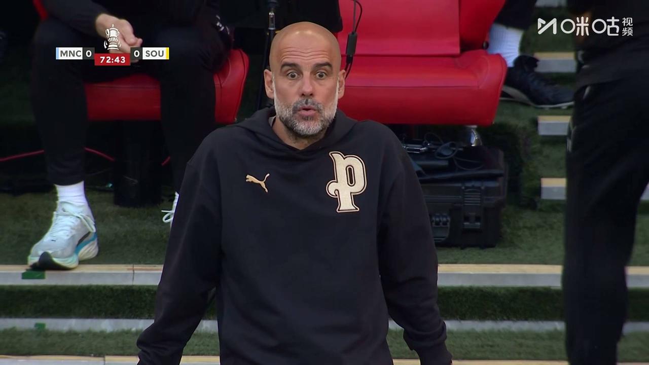 曼城球员这次三连击，直接把场边的瓜迪奥拉踢的呆住了！
当时比赛已经进行到第72分