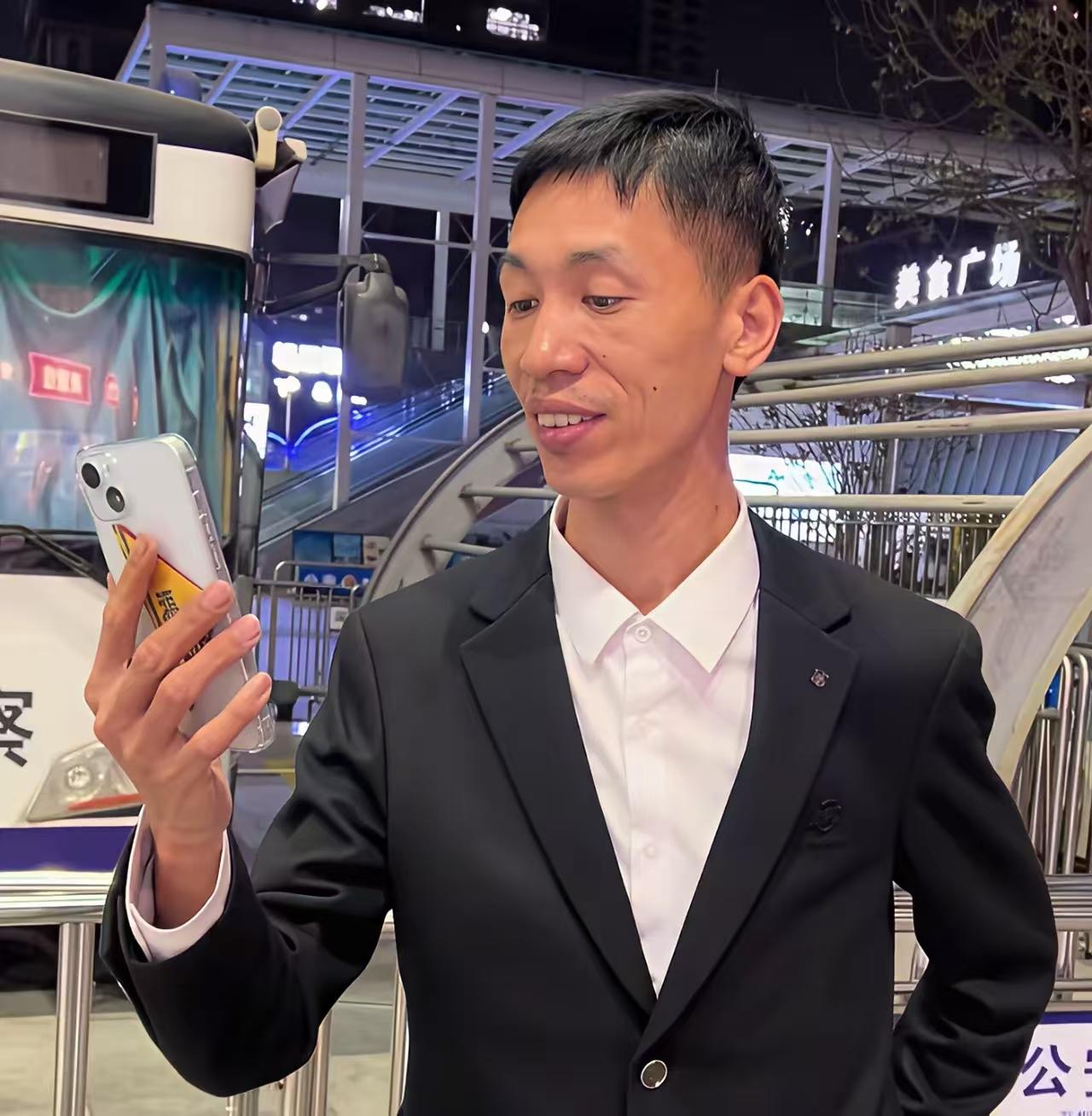 李鑫绝对有团队。人家可能根本就不想认这个亲，全程没有见他笑过，回到养家却截然不同