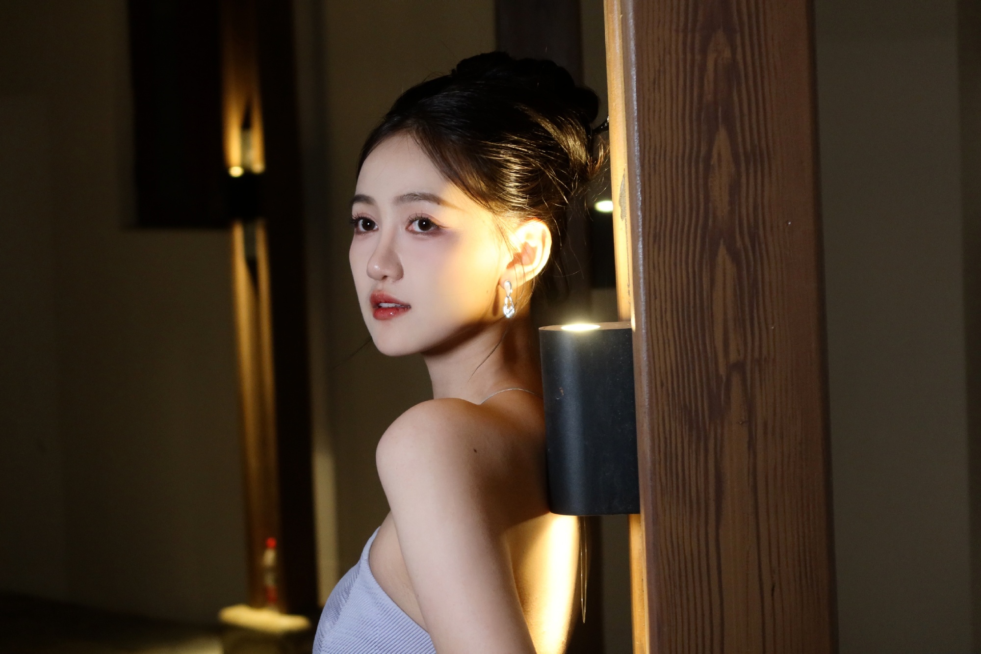 马萱姐姐：烟雨江南，灯下轻舞。主持人马萱