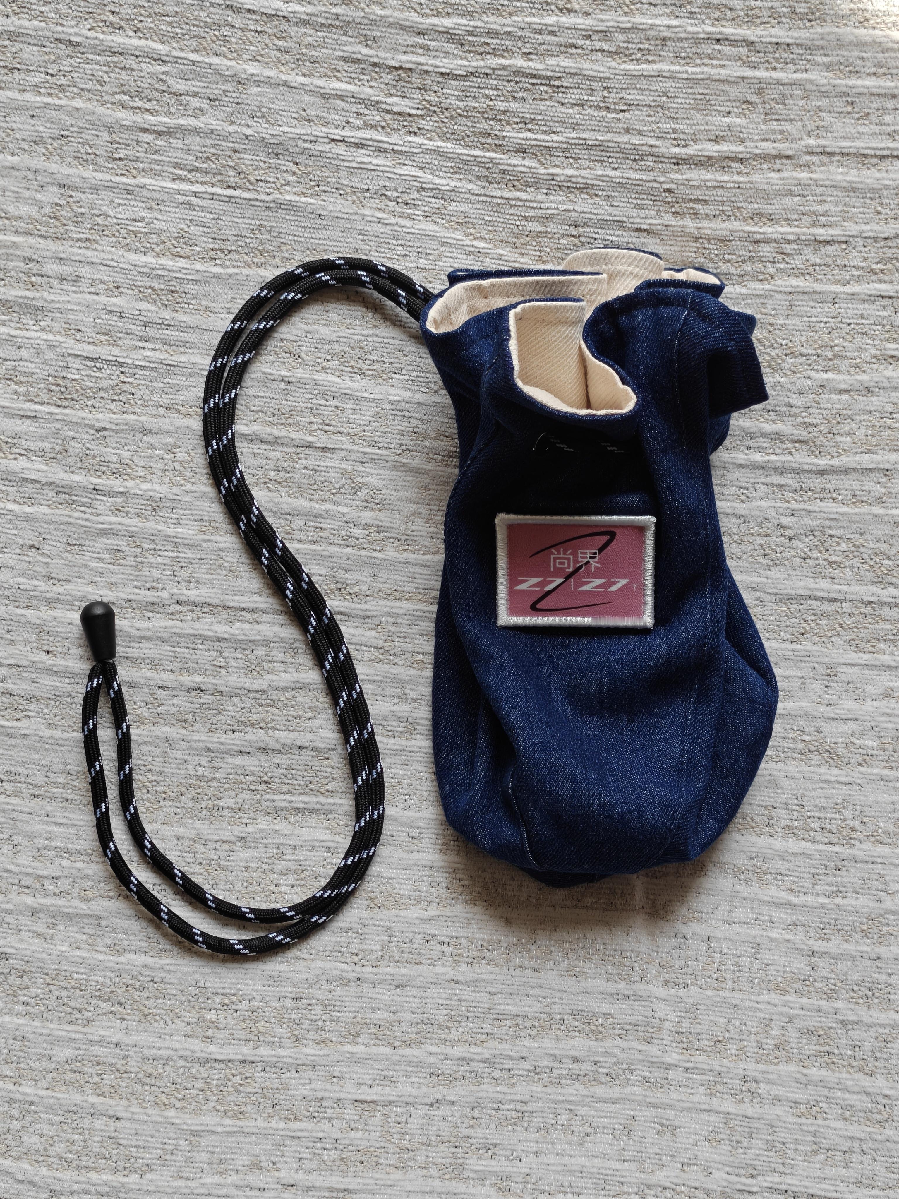 尚界Z7动态试驾伴手礼有点心思是个帽子 也可以是一个斜挎包是媒体牌 也是个数据线