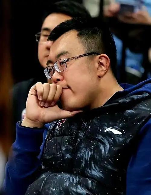 当你看到昨天韩德君坐在副总席位上，那副瘦骨嶙峋又满脸无奈的模样，你就懂什么是“孤