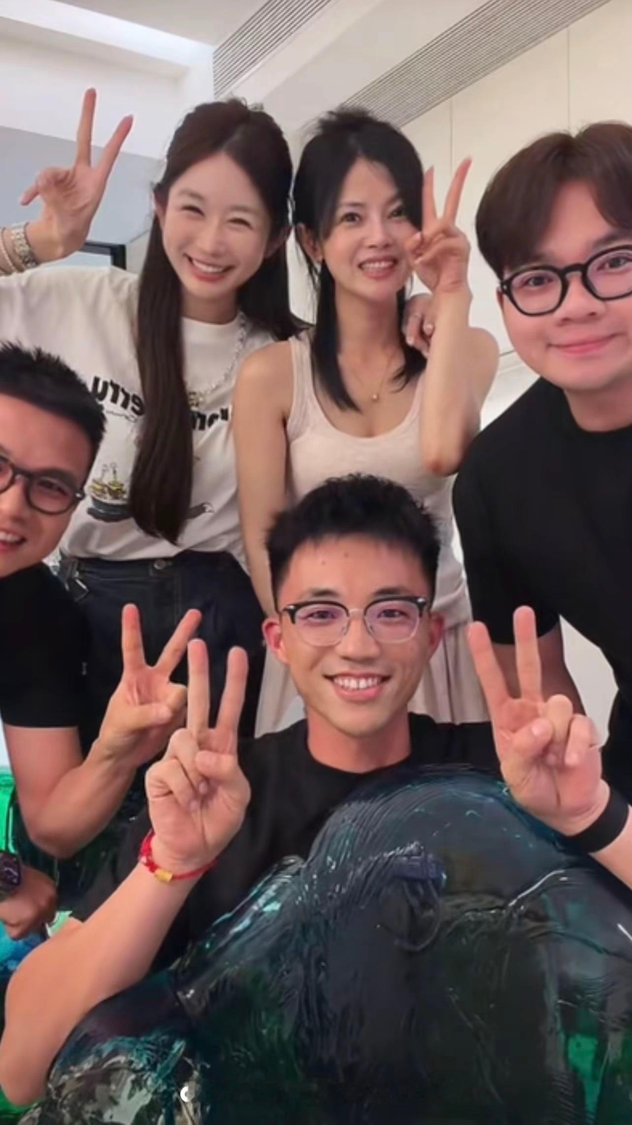来看我直播吧，刚 8000 多人，现在掉下来了 