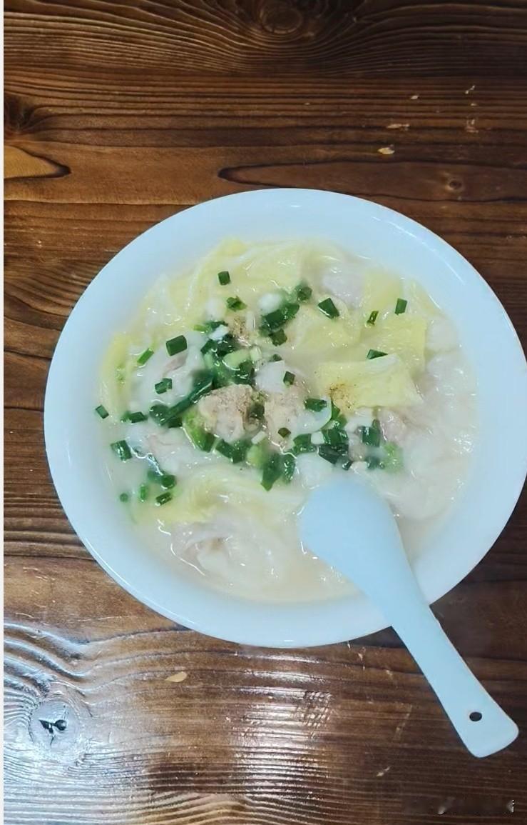 再见了，郴州！我赶着晚点的火车回长沙。
昨天晚饭，我吃了一碗清淡的抄手，随后前往