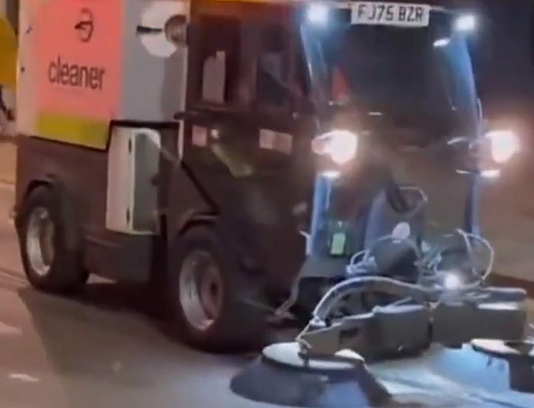 伦敦街头传来《兰花草》！清扫车一放音乐，英国人就知道，中国制造又“整活”了。
