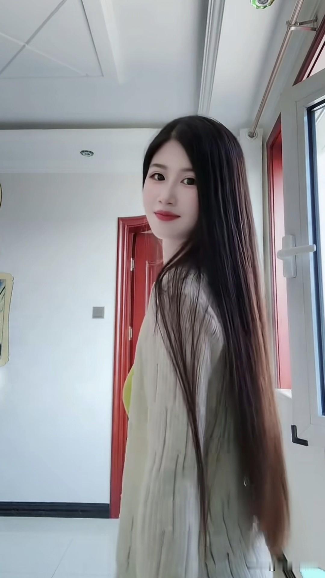 长发及腰大概指的就是这个长度