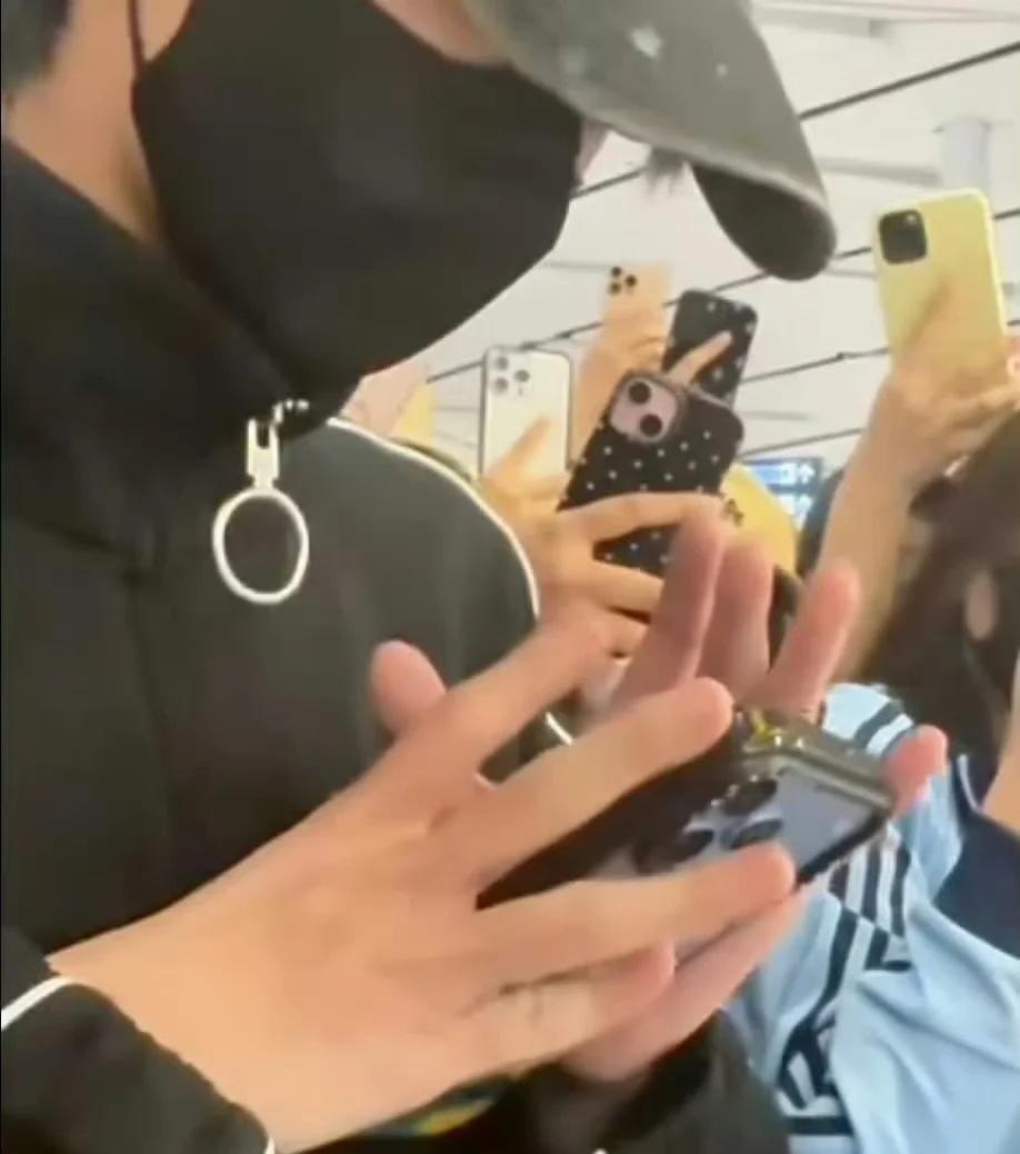 tg 左奇函换了iPhone 18pm冰川蓝