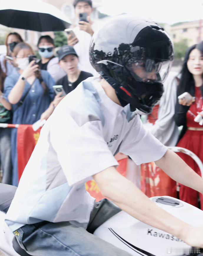 #王星越上班骑摩托#看到王星越的上班路透了，骑着摩托车的王星越好帅气好酷啊！机车