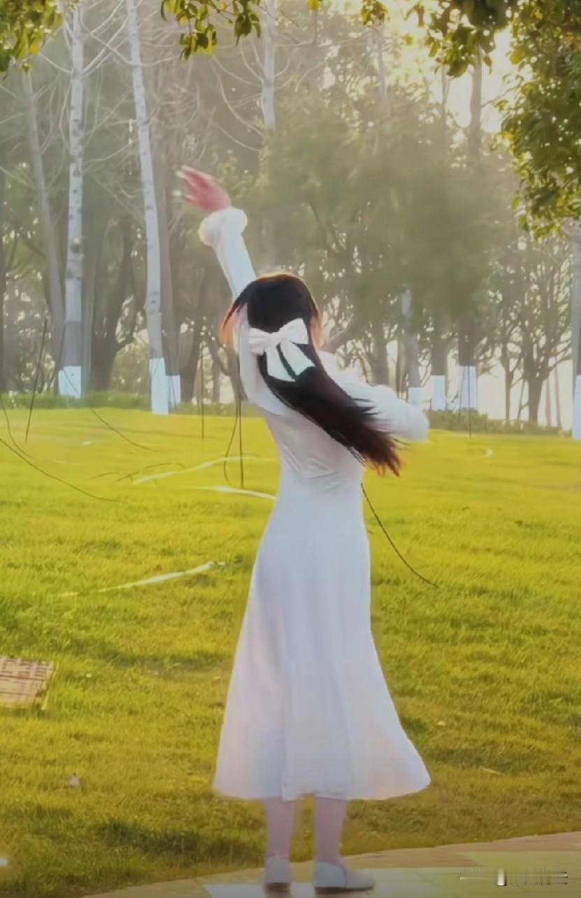 我们常常被情绪左右，顺境时觉得人生圆满，逆境时又以为世界灰暗。

可静下心来会发