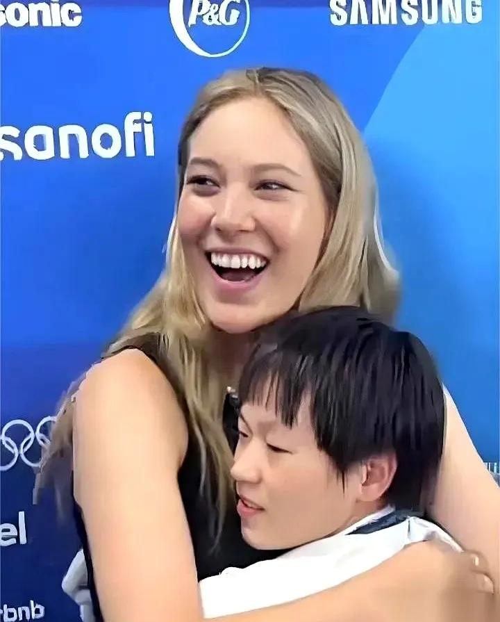 全红婵跟谷爱凌，两个顶尖运动员的碰面，本来以为会是客客气气的场面。
结果全红婵一