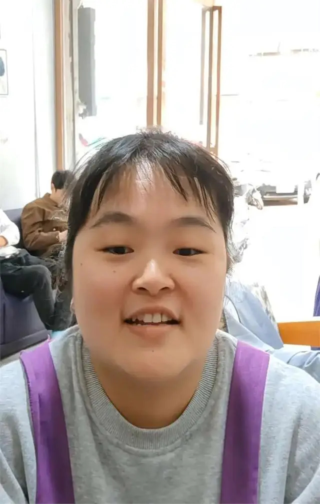 发型师晓华已在为流量退去做准备 最担心老顾客因为排队不来了（来源：央视网）“发型