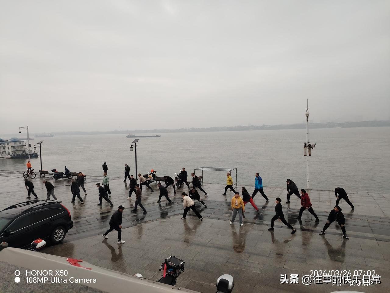 3月26日长江岸边晨练冬泳“上头条聊CBA”