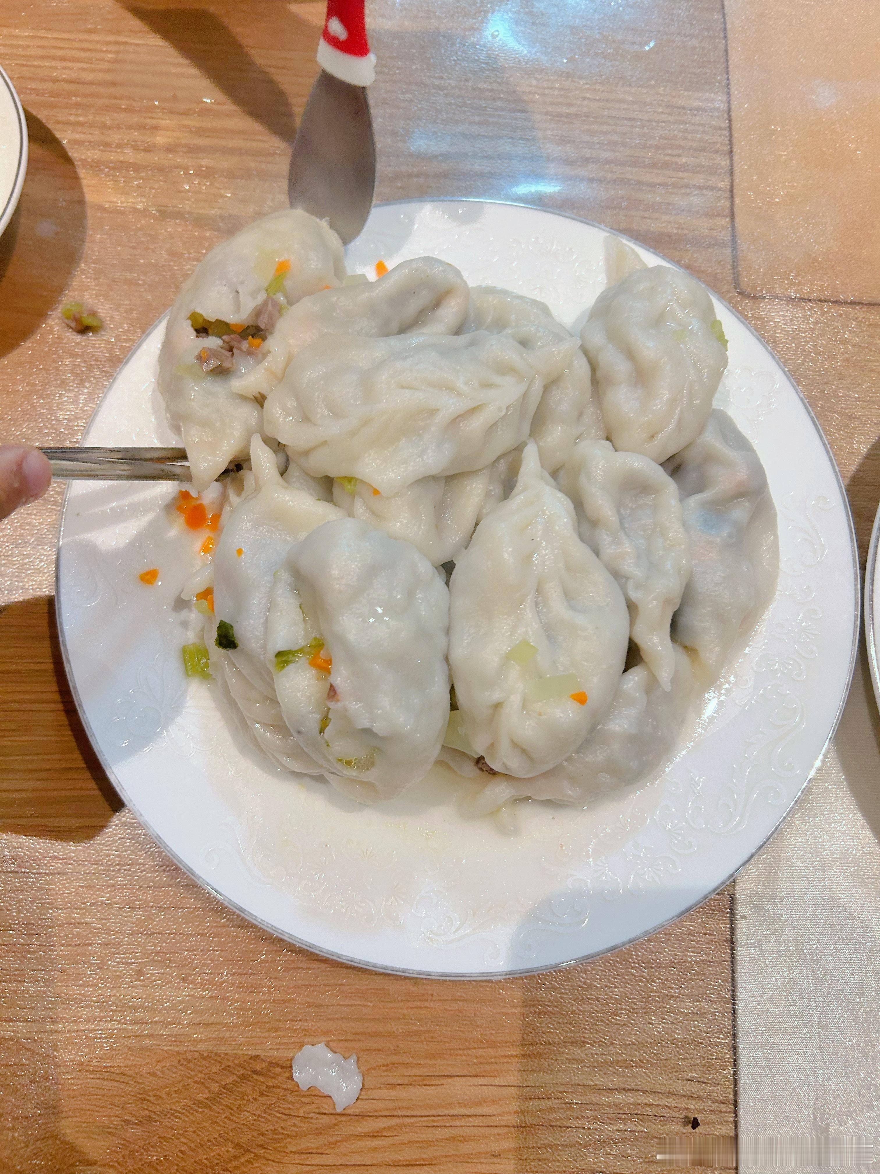 春雨贵如油。下雨的春天在家包饺子，胡麻油一炝饺子馅，可真的太香了，娃大了。15个