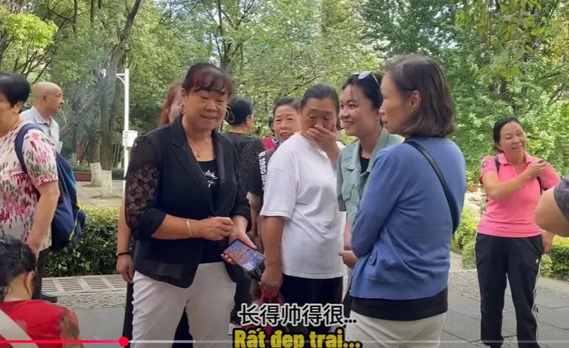 越南女网红Phương逛成都人民公园，惊讶于为什么中国如此多优秀女性需要父母帮助
