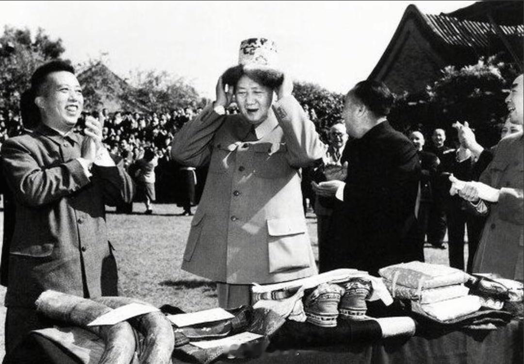 在一次同各族代表的亲切会见中，教员看到桌上摆着一顶民族特色的帽子，便拿起来戴在头