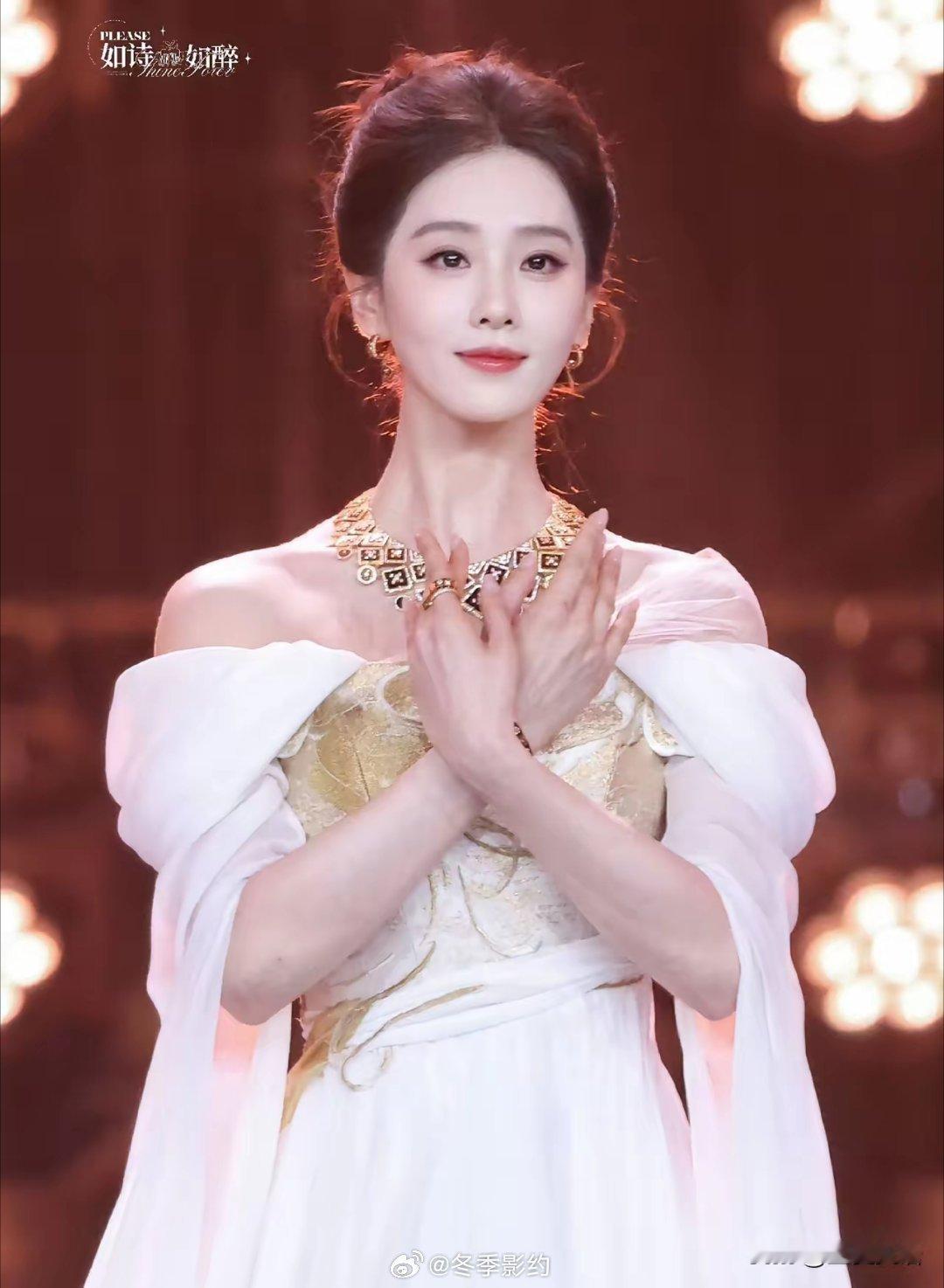 昨晚最大的赢家，不是拿影帝影后的演员，而是不争不抢的刘诗诗，她安静不语，一出场就