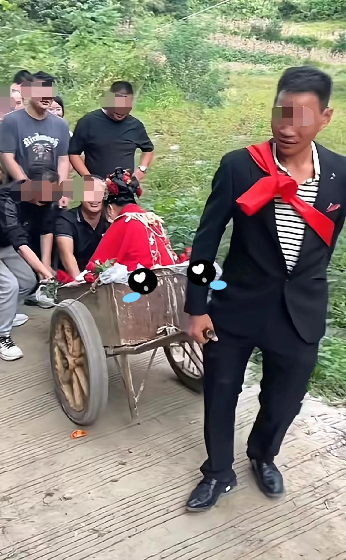 图什么呢？看到一个结婚的视频，很惊讶:这个年代了，还有人用手推三轮车接亲？

再