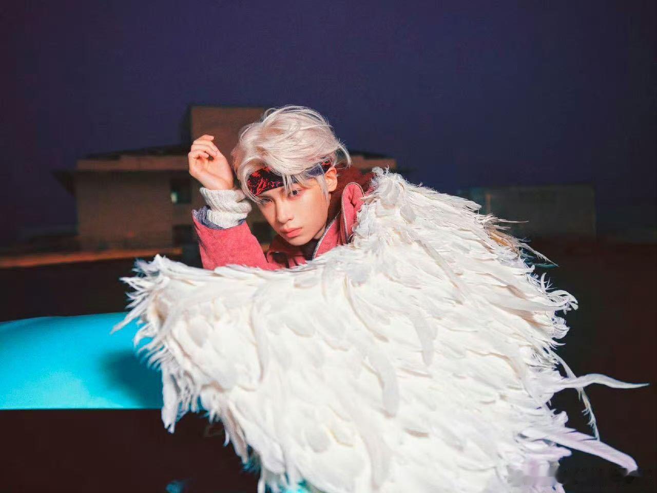 黄明昊新专十秒速通黑夜到白天 从沉没灯塔到你不普通，这段试听像一部微电影。光影和