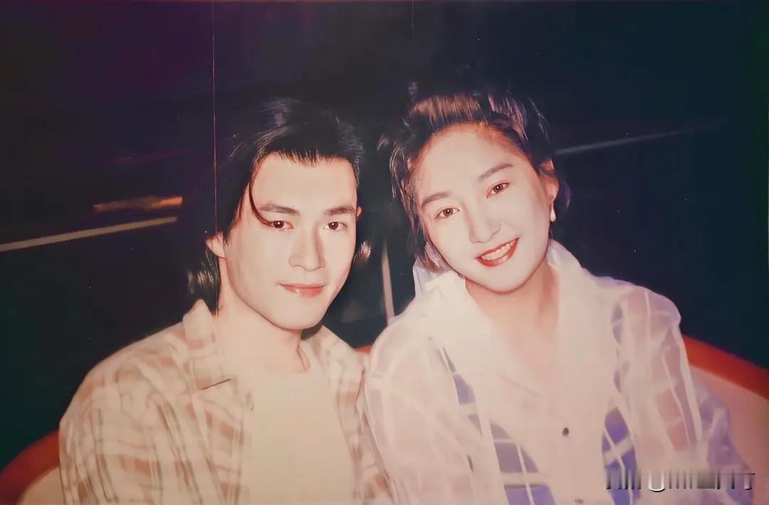 1995年，在拍摄金庸名著《神雕侠侣》时，“杨过”和“李莫愁”在工作之余拍了一张
