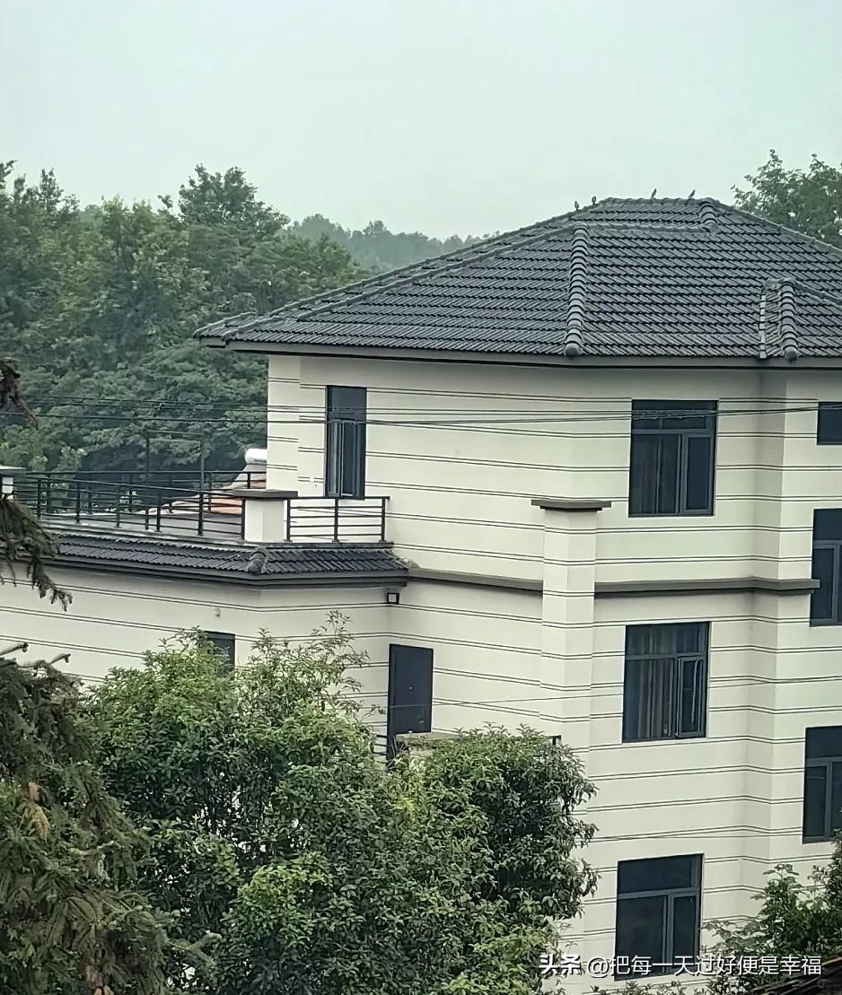 最小的村民已经快五十岁了。
如果我们这尚存的几十个人都走了，这个村子不知道由谁来