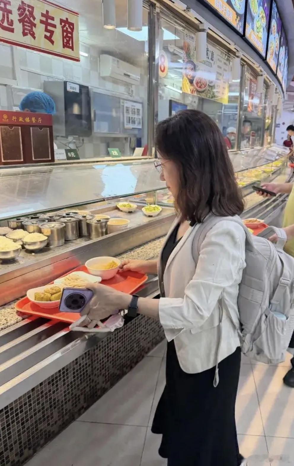 56岁女子刚退休就重返大学读研 56岁，退休手续刚办完，转身就进了大学读研。有人