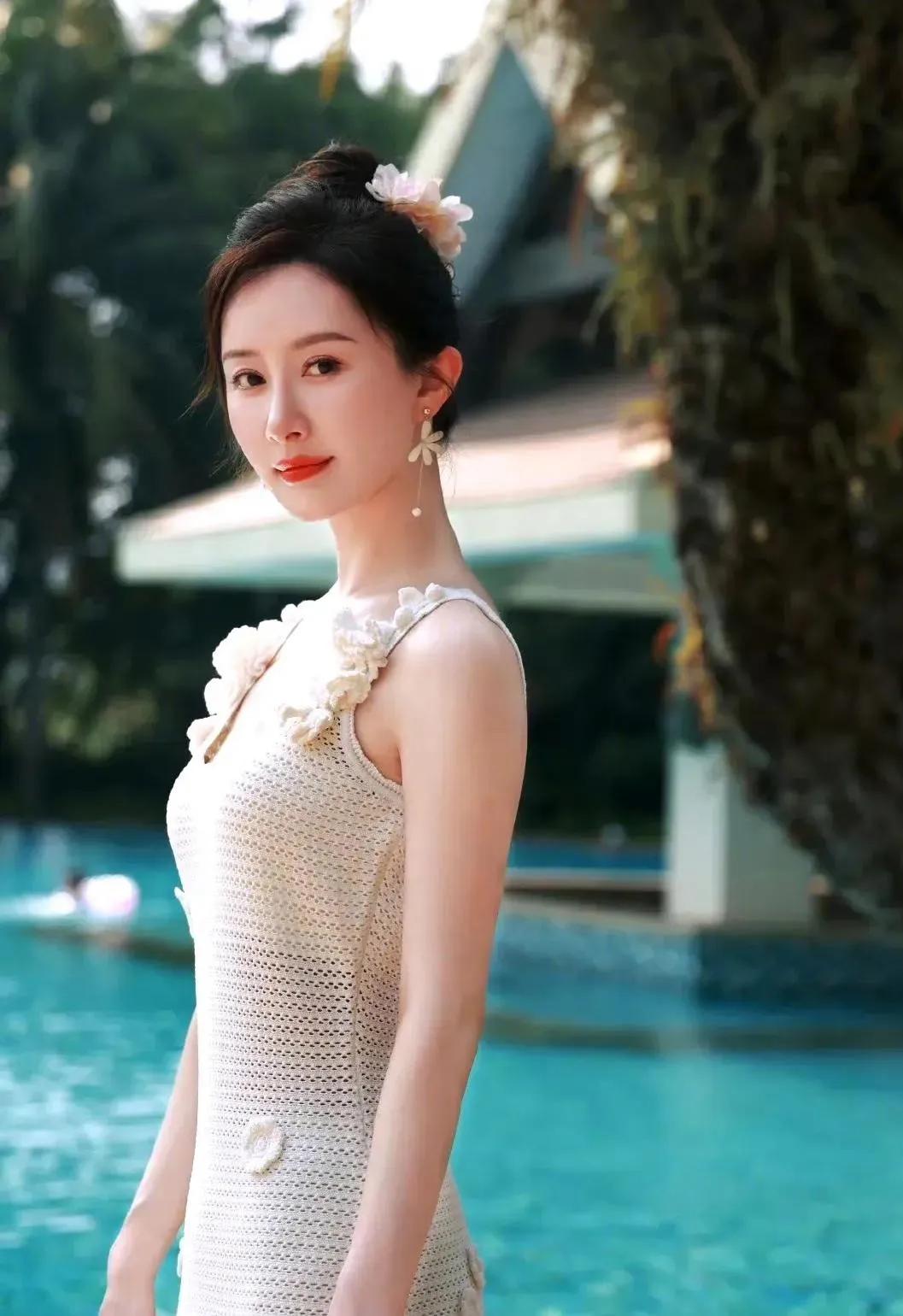 舒畅，身穿吊带毛衣裙，清纯靓丽的容颜，高贵典雅的气质，真看不出来已四十多岁了，风