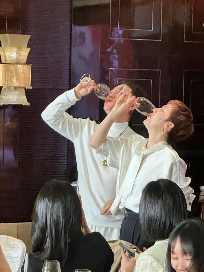 逐玉庆功宴张凌赫田曦薇经纪人敬酒 张凌赫田曦薇经纪人敬酒图。 