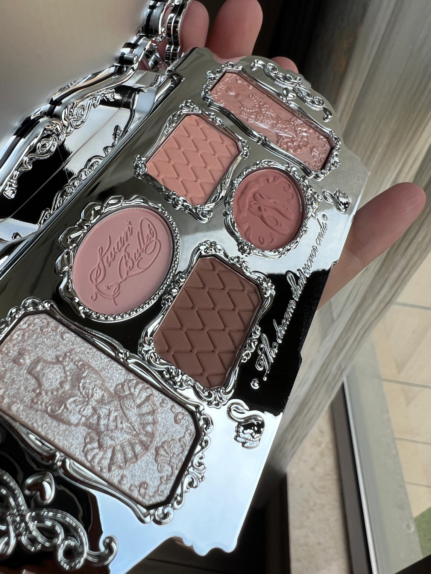 被这个眼影盘种草了[微风]尊嘟太漂亮了🤩有被惊艳到，一整个爱住了[好爱哦] ​