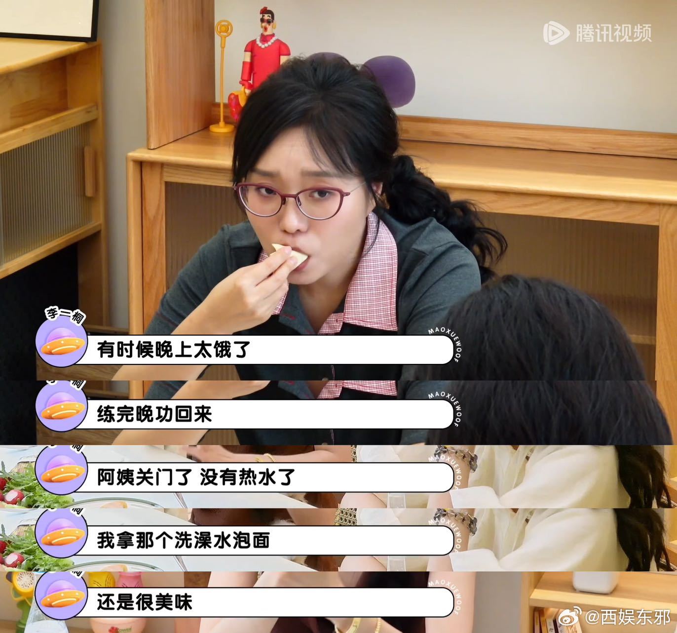 李一桐用洗澡水泡泡面 看着温柔克制，骨子里超随性，上学时为了一口泡面拼尽全力，克
