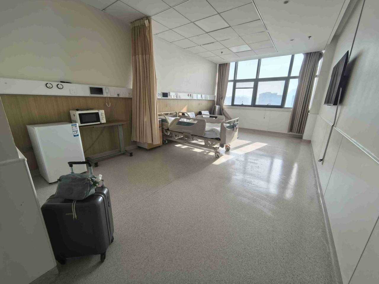 我的今日状态：😁轻松愉快
我这里的天气：☀️晴天
这是我住院的房间，我住的是单