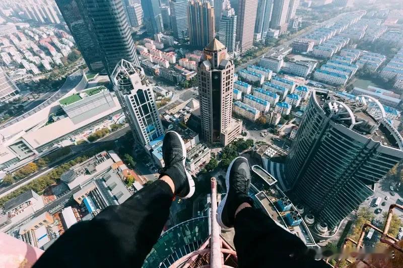 人类最有尊严的死亡方式是绝食。
王朔说过，最好的死法是从高楼上跳下来，溅一地的血