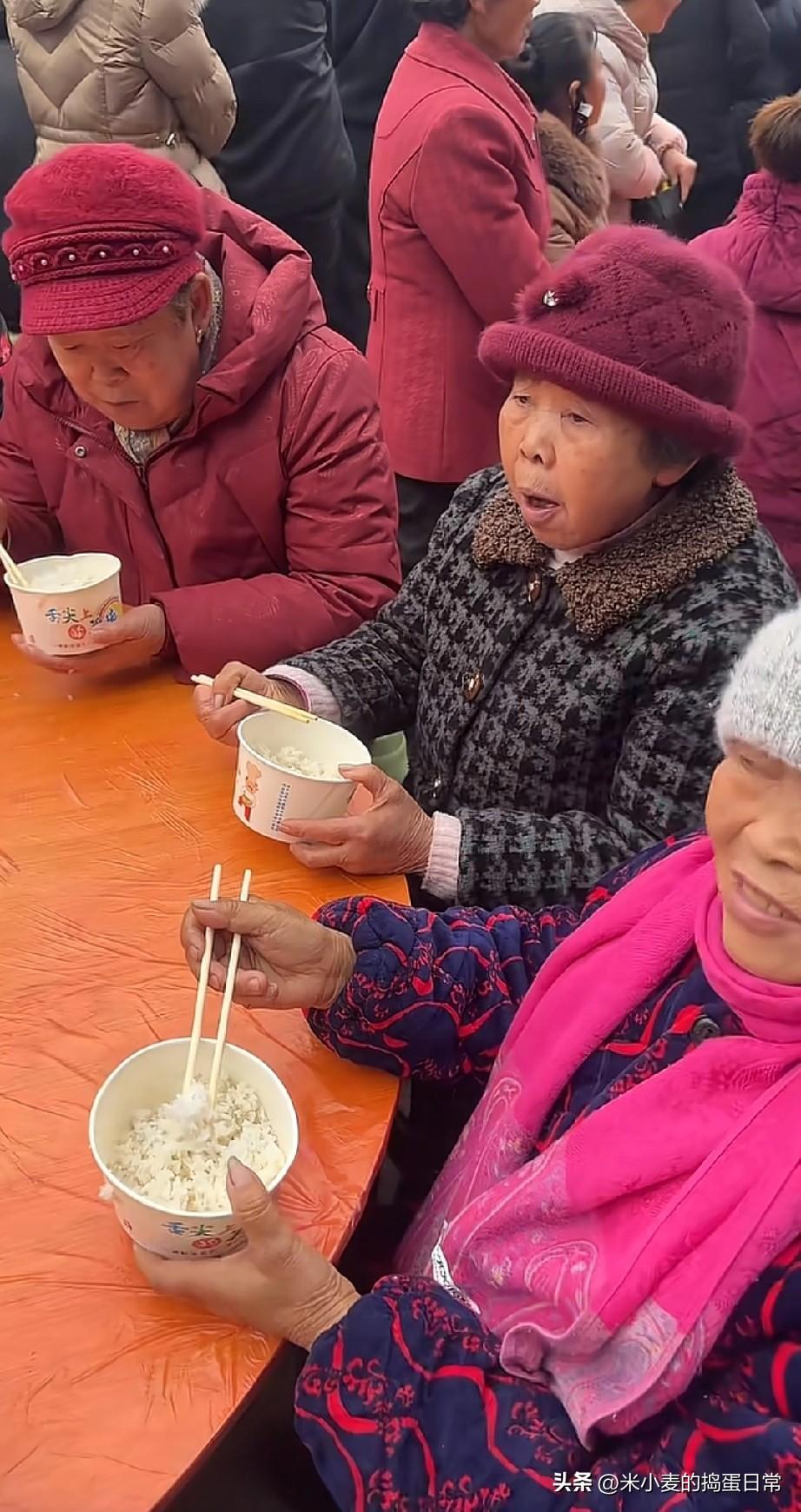 刨猪汤变“白米饭大会”，满场老人干等菜，这年味咋就变味了？
 
四川农村的刨猪汤