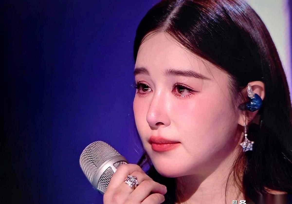 阚清子唱歌，唱砸了。
唱到一半，一个音没兜住，声音直接岔了出去。音乐没停，但整个