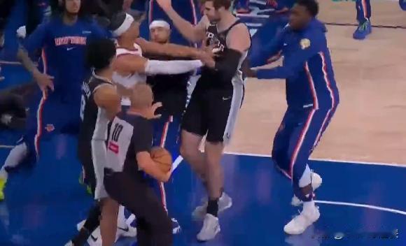 NBA总决赛打起来了！哈特被撞倒后起身就推，俩人直接开掐

总决赛火药味终于爆了