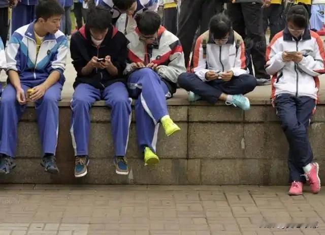 治疗室来了一位年轻的妈妈，手上抱着一个只有一岁大的小孩，孩子要做雾化，可他哭闹不