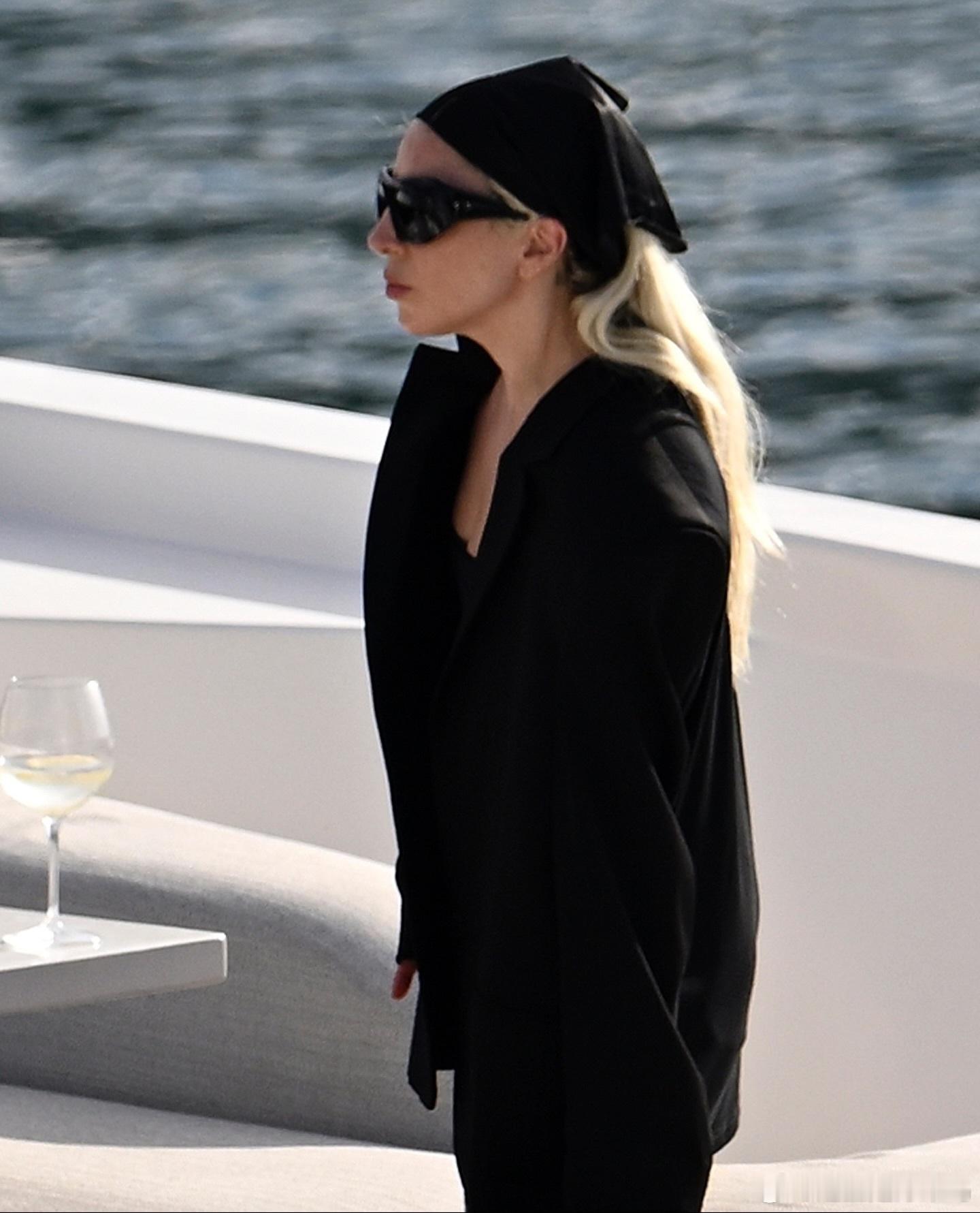 ladygagalady gaga 今日，Lady Gaga在迈阿密享受悠闲时光