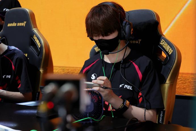 JDG重燃再出发 【赛前京日份pic📸】调整状态！！！兄弟们比赛加油👏京妹随