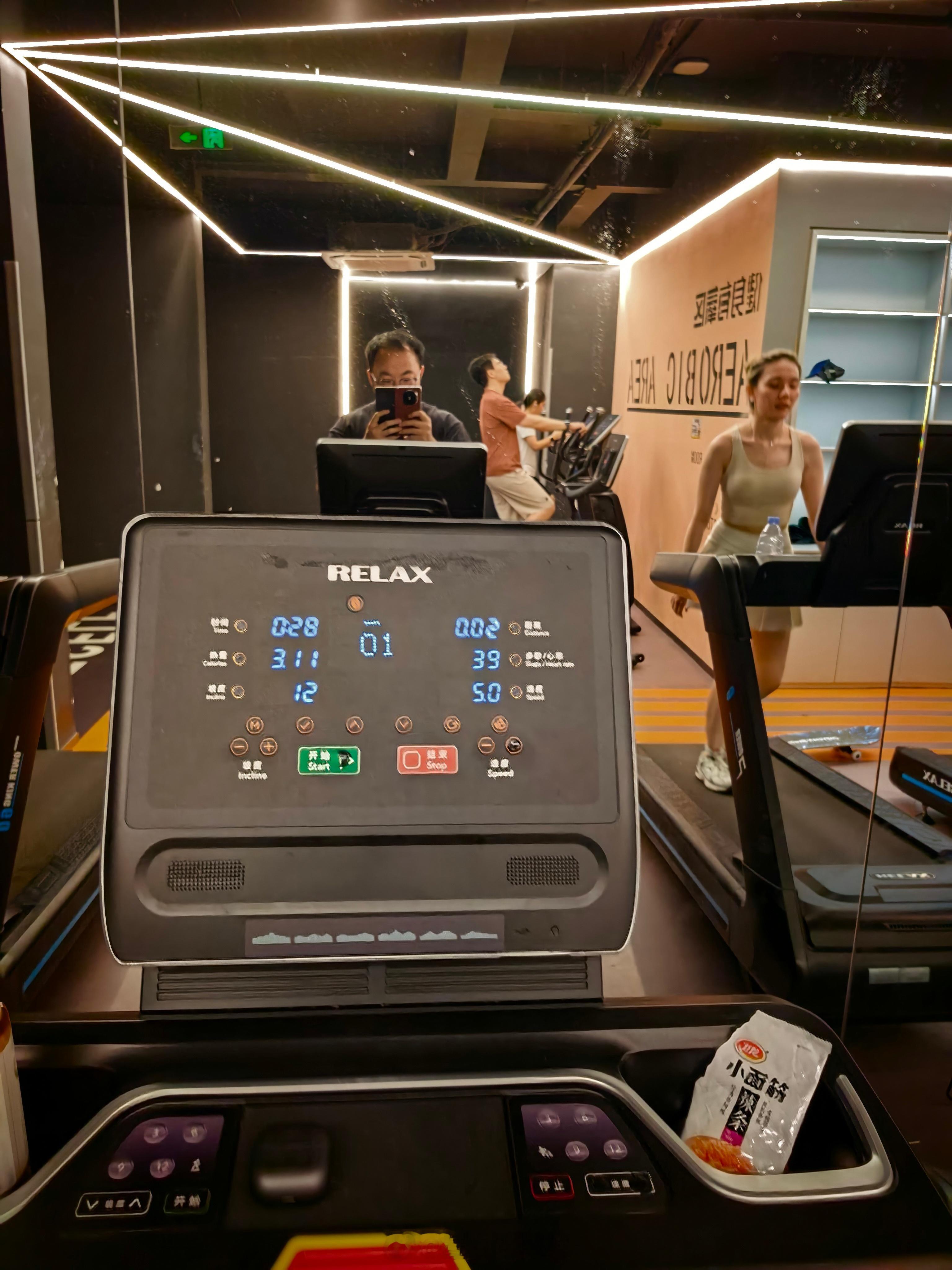 谁在跑步机上给我放一包卫龙，还是拆开的，给我香迷糊了[允悲][淡淡的] ​​​