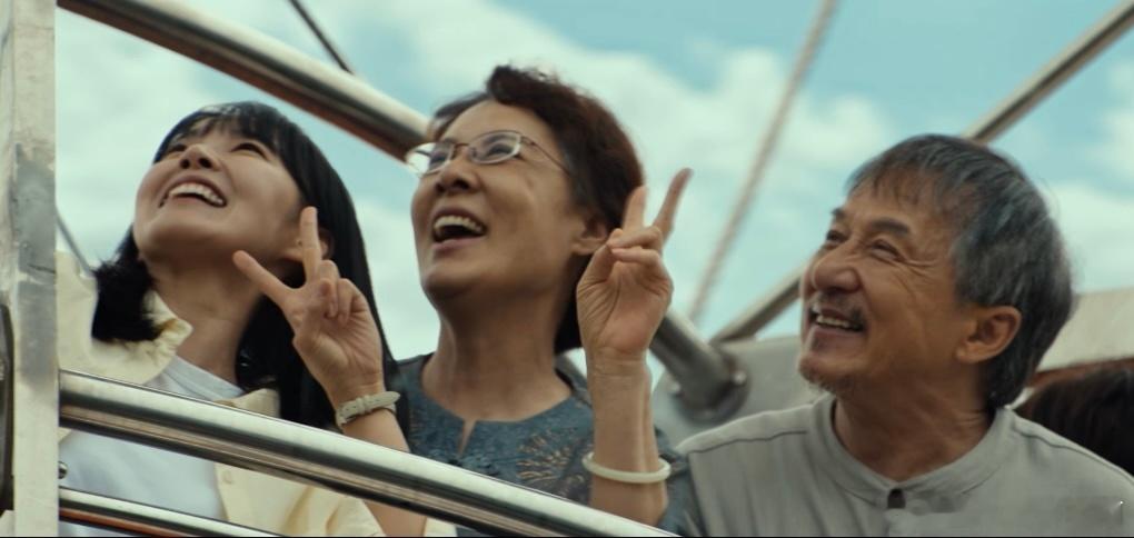 成龙回应龙叔老了看他从满世界拼命，到安静坐在那儿需要人陪，心里酸酸的 