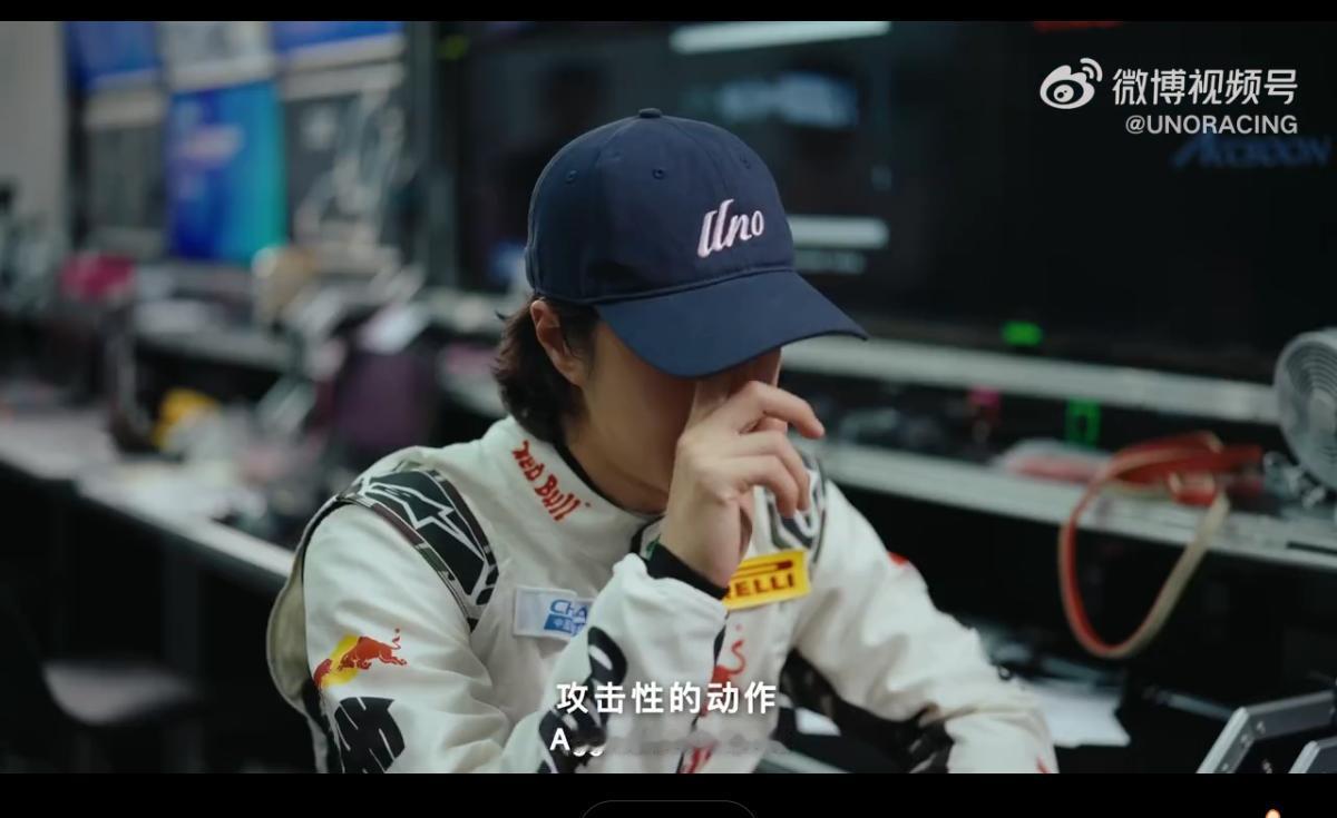 车队珠海站纪录片，王一博说起比赛中的超车，是很有自信和经验的赛车手了。他会了解对