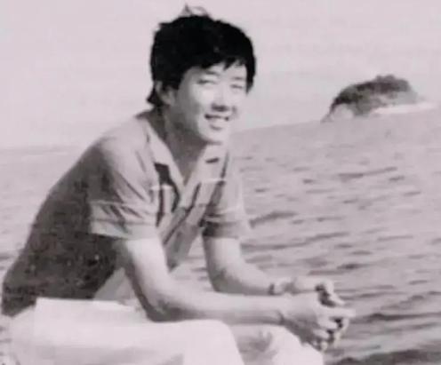 1976年的杭州汽轮机厂，几个带枪的人突然闯进车间，把正满脸油污干活的年轻工人李