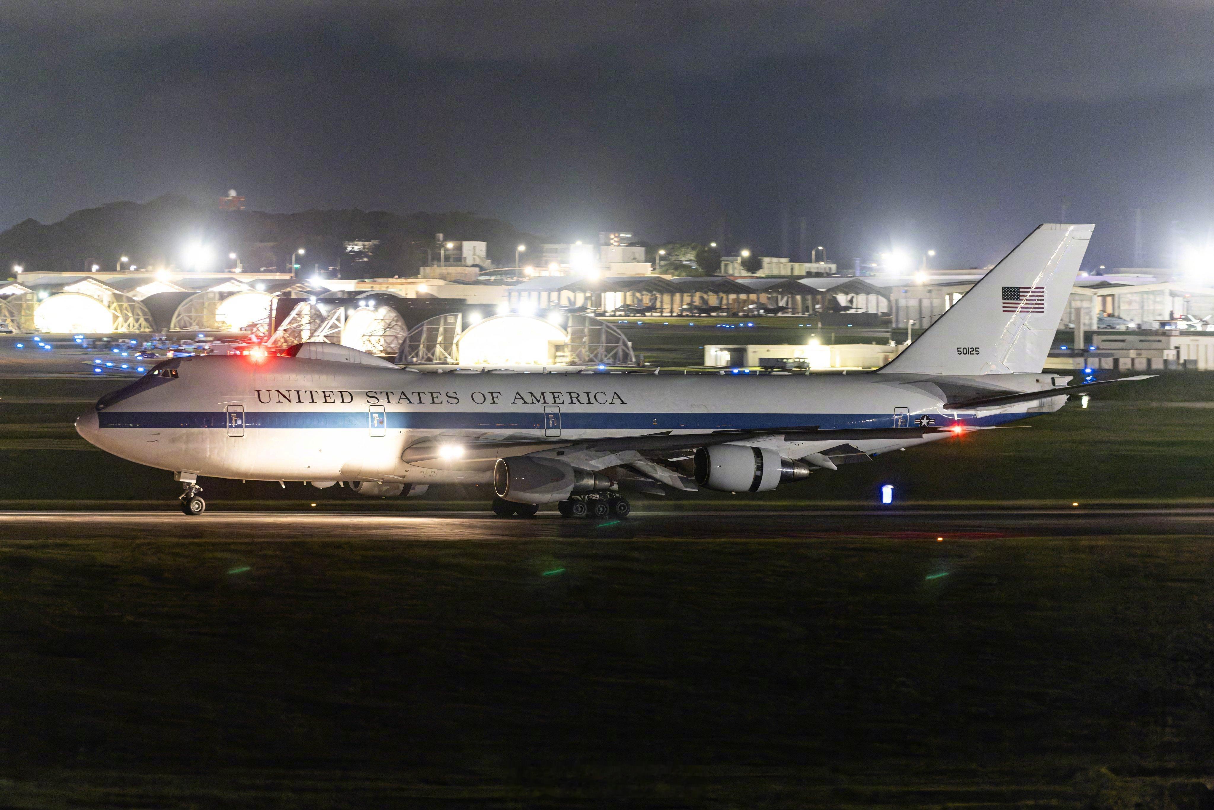 【川普访华，日本航空爱好者也拍爽了】昨天与川普访华“空军一号”一路随行的除了有由