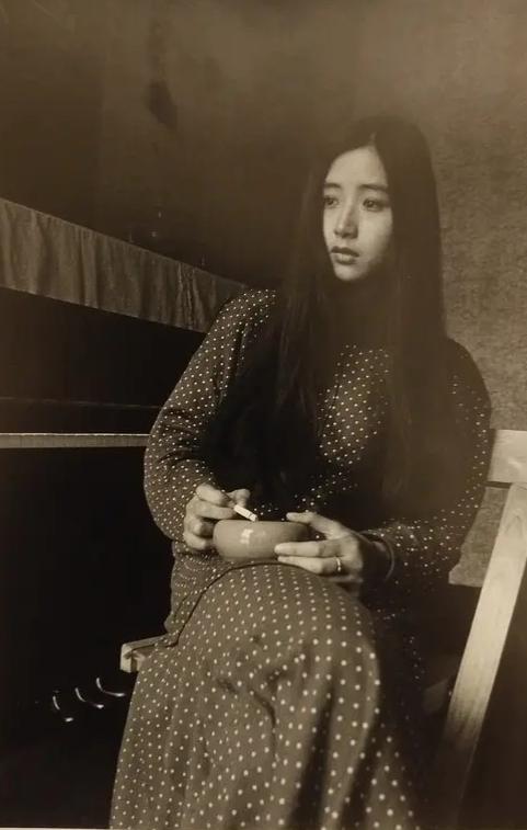 1990年，23岁的四川省歌舞团女演员易知难。 ​​​