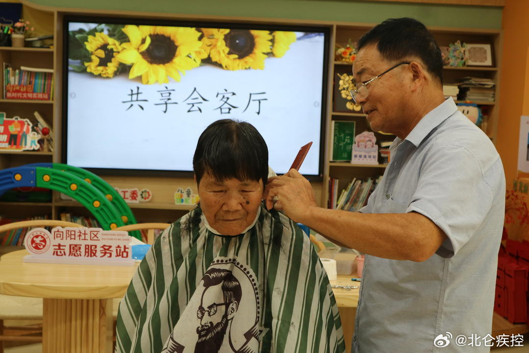 宁波一社区把免费理发送到家门口宁波北仑向阳社区在共享会客厅开设免费理发专场，专门