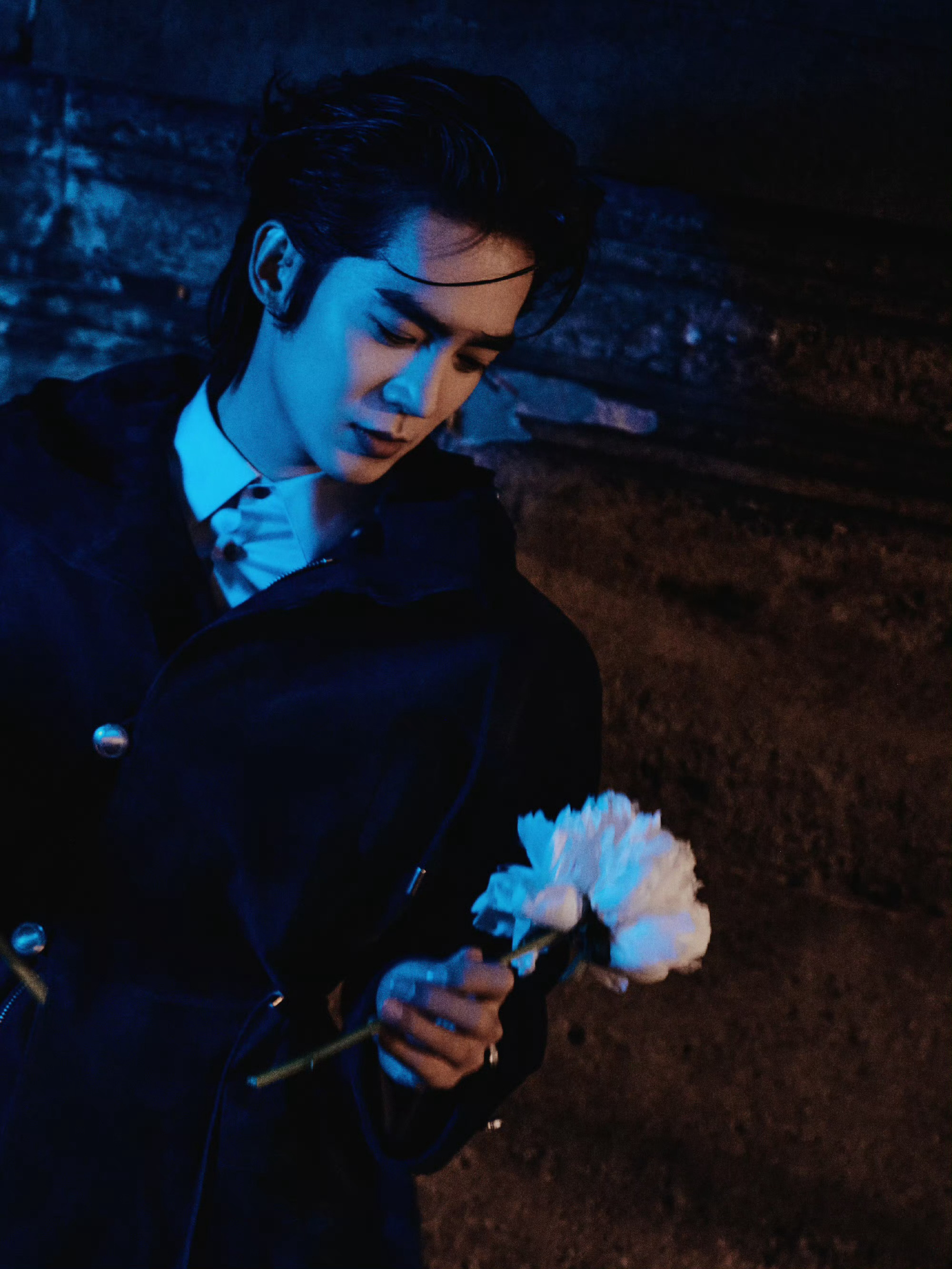 于适 今晚 DIOR大秀 造型大片，修长的大衣、利落的背头… 优雅与硬朗并存，于